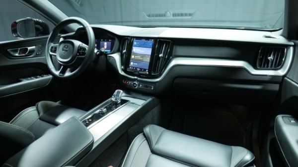 Esittelykuva Volvo XC60 kevythybridiautosta.