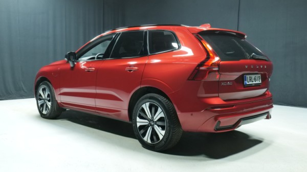 Esittelykuva Volvo XC60 kevythybridiautosta.