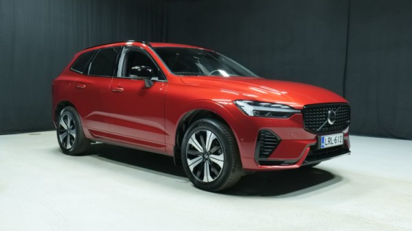 Esittelykuva Volvo XC60 kevythybridiautosta.