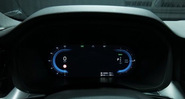 Esittelykuva Volvo XC60 kevythybridiautosta.