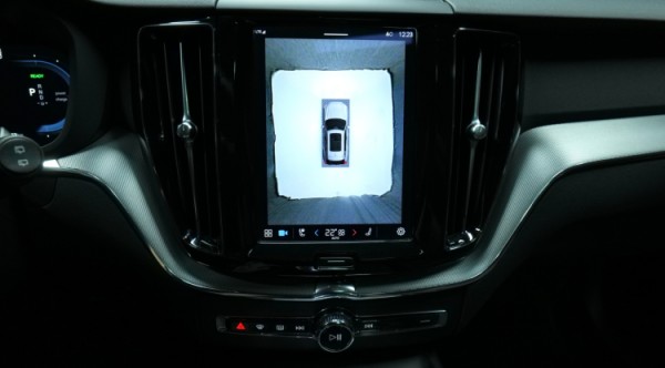 Esittelykuva Volvo XC60 kevythybridiautosta.