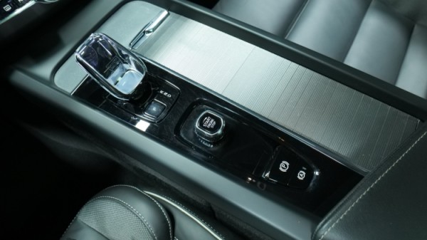 Esittelykuva Volvo XC60 kevythybridiautosta.