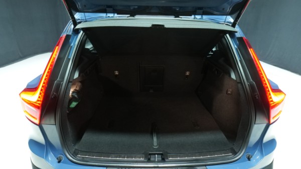 Esittelykuva Volvo XC40 bensiiniautosta.