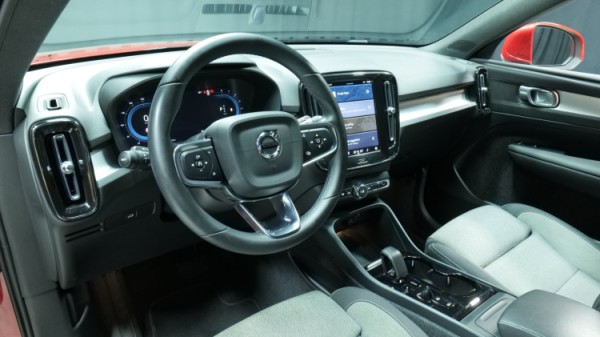 Esittelykuva Volvo XC40 bensiiniautosta.