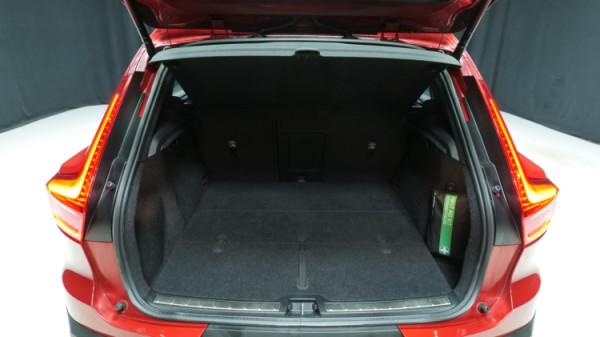 Esittelykuva Volvo XC40 bensiiniautosta.