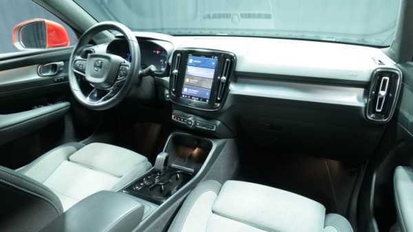 Esittelykuva Volvo XC40 bensiiniautosta.