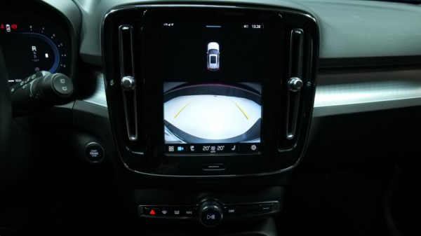 Esittelykuva Volvo XC40 bensiiniautosta.