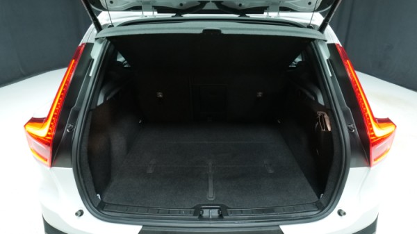 Esittelykuva Volvo XC40 bensiiniautosta.