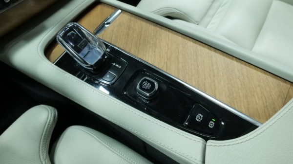 Esittelykuva Volvo XC90 kevythybridiautosta.