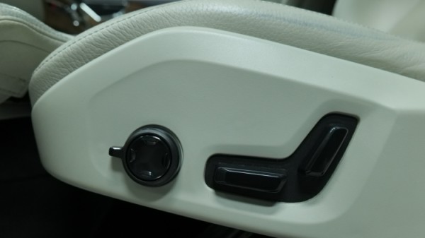 Esittelykuva Volvo XC90 kevythybridiautosta.