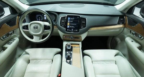 Esittelykuva Volvo XC90 kevythybridiautosta.