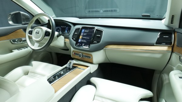 Esittelykuva Volvo XC90 kevythybridiautosta.