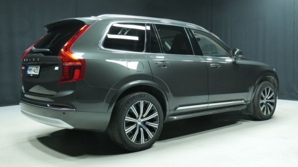 Esittelykuva Volvo XC90 kevythybridiautosta.