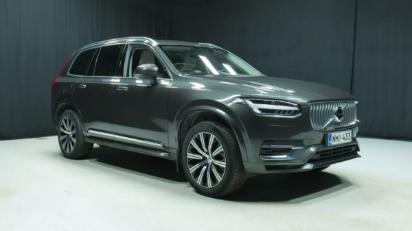 Esittelykuva Volvo XC90 kevythybridiautosta.