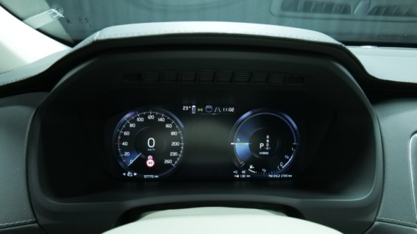 Esittelykuva Volvo XC90 kevythybridiautosta.