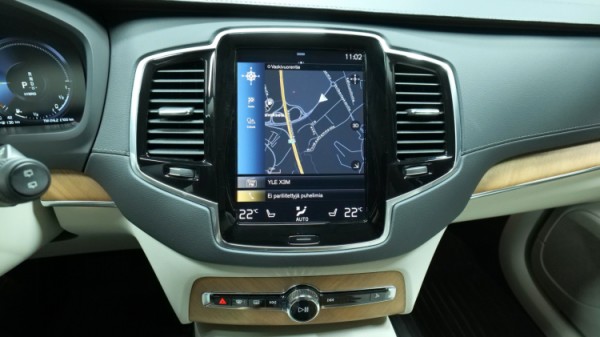 Esittelykuva Volvo XC90 kevythybridiautosta.