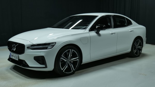 Esittelykuva Volvo S60 kevythybridiautosta.