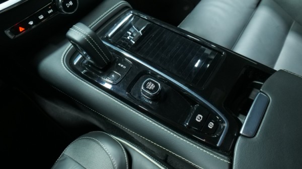 Esittelykuva Volvo S60 kevythybridiautosta.