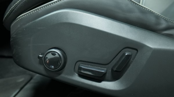Esittelykuva Volvo S60 kevythybridiautosta.