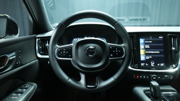 Esittelykuva Volvo S60 kevythybridiautosta.