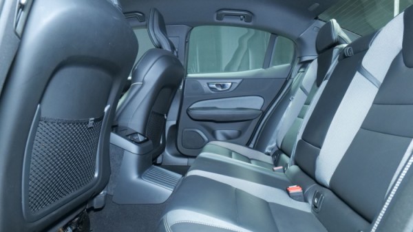 Esittelykuva Volvo S60 kevythybridiautosta.