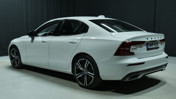 Esittelykuva Volvo S60 kevythybridiautosta.