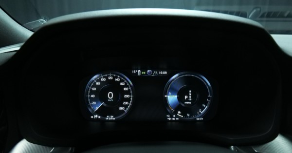 Esittelykuva Volvo S60 kevythybridiautosta.
