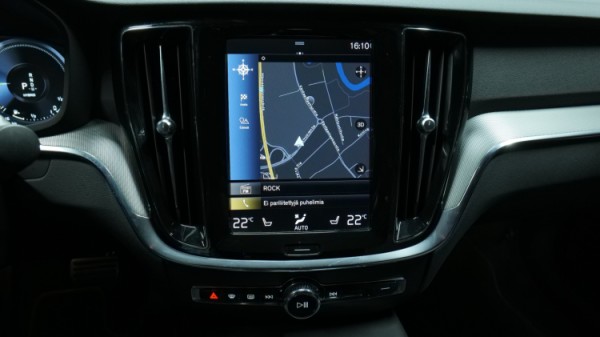 Esittelykuva Volvo S60 kevythybridiautosta.