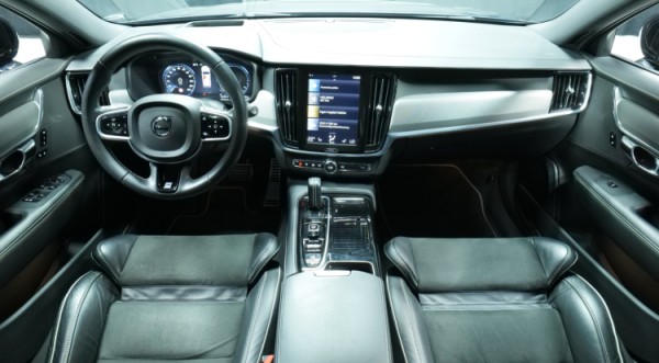 Esittelykuva Volvo V90 kevythybridiautosta.