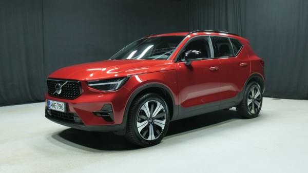 Esittelykuva Volvo XC40 kevythybridiautosta.