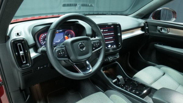 Esittelykuva Volvo XC40 kevythybridiautosta.