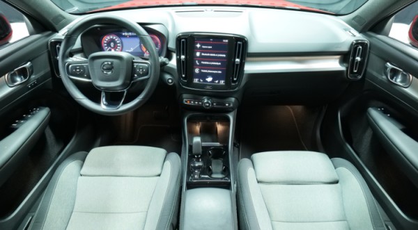 Esittelykuva Volvo XC40 kevythybridiautosta.