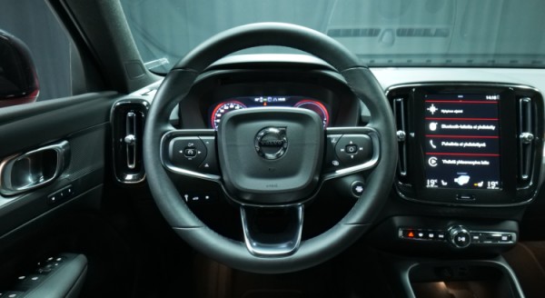 Esittelykuva Volvo XC40 kevythybridiautosta.