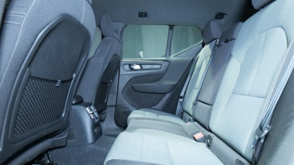 Esittelykuva Volvo XC40 kevythybridiautosta.
