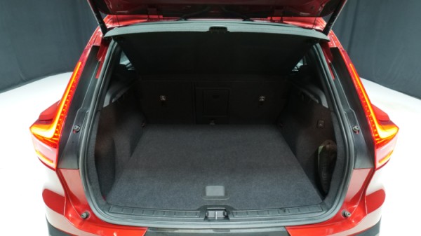 Esittelykuva Volvo XC40 kevythybridiautosta.