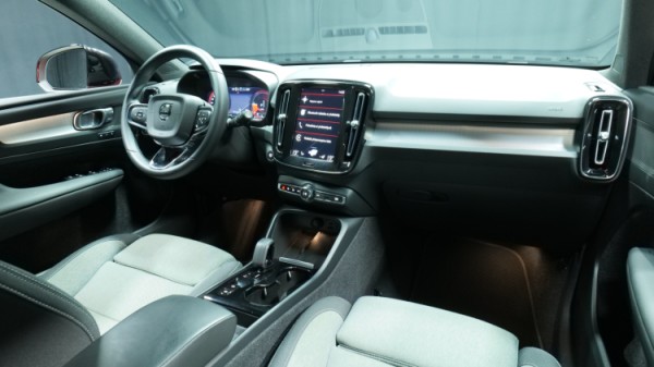 Esittelykuva Volvo XC40 kevythybridiautosta.