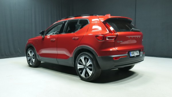 Esittelykuva Volvo XC40 kevythybridiautosta.