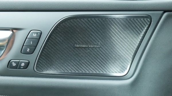 Esittelykuva Volvo V60 kevythybridiautosta.