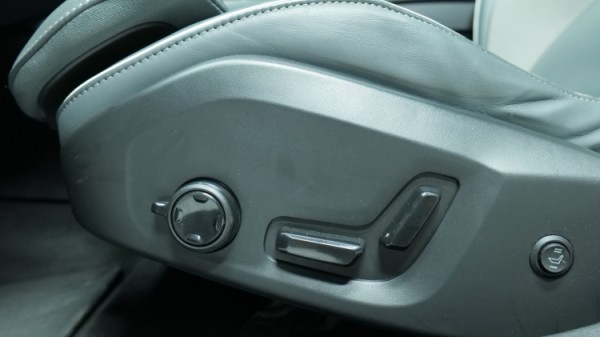 Esittelykuva Volvo V60 kevythybridiautosta.