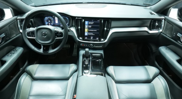 Esittelykuva Volvo V60 kevythybridiautosta.