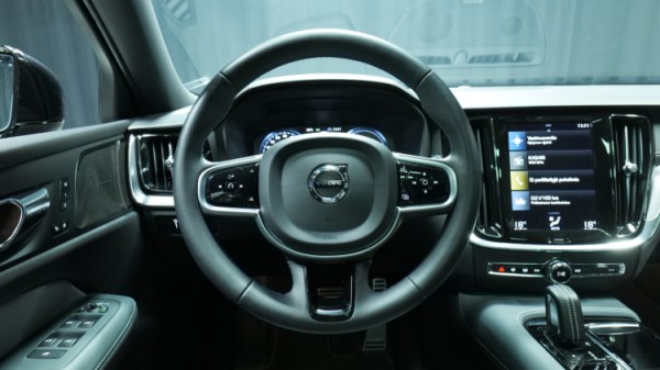 Esittelykuva Volvo V60 kevythybridiautosta.