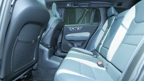 Esittelykuva Volvo V60 kevythybridiautosta.