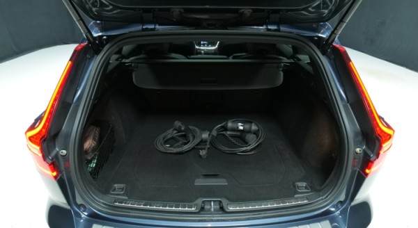 Esittelykuva Volvo V60 kevythybridiautosta.