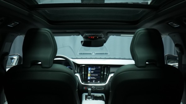 Esittelykuva Volvo V60 kevythybridiautosta.