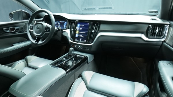 Esittelykuva Volvo V60 kevythybridiautosta.
