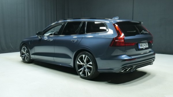 Esittelykuva Volvo V60 kevythybridiautosta.