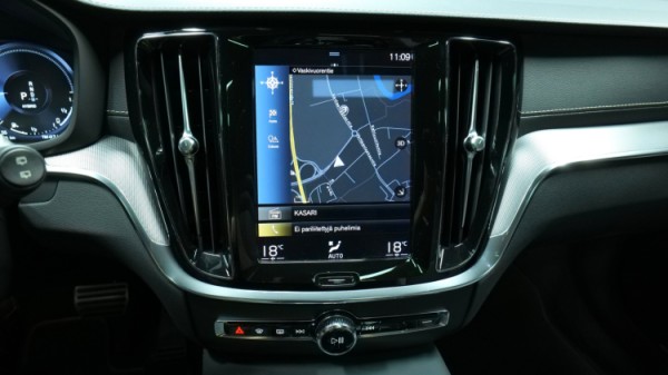 Esittelykuva Volvo V60 kevythybridiautosta.