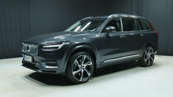 Esittelykuva Volvo XC90 kevythybridiautosta.