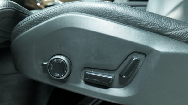Esittelykuva Volvo XC90 kevythybridiautosta.