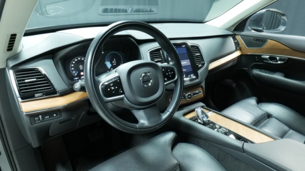 Esittelykuva Volvo XC90 kevythybridiautosta.